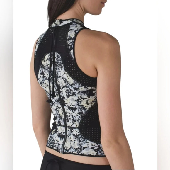 Lululemon EUC Salty Swim Rashie Sleeveless Black And White Tank Top - Picture 2 of 8